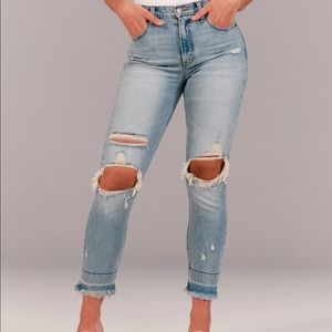 Ripped High Rise Mom Jeans - Curve Love 💘